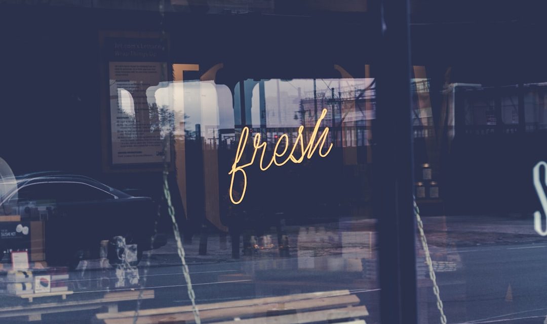 Glas stickers als creatieve raam styling voor deze zomer
