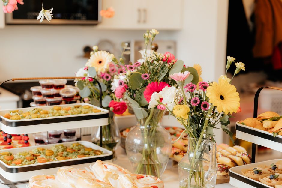 Gezellige brunchhoek met ontbijtgranen en sappen.